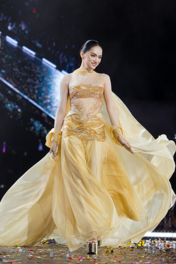 Hương Giang diễn vedette trong chiếc đầm voan xuyên thấu.