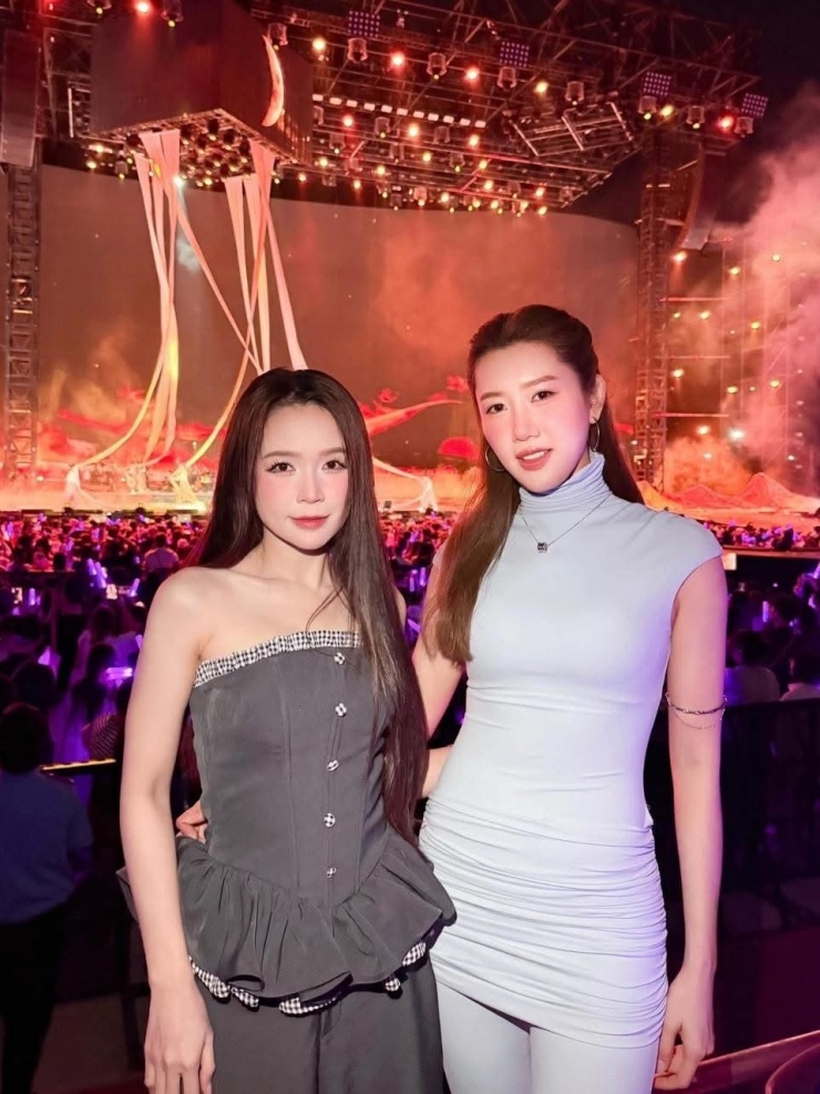 Diễn viên Sam (trái) và Thúy Ngân.