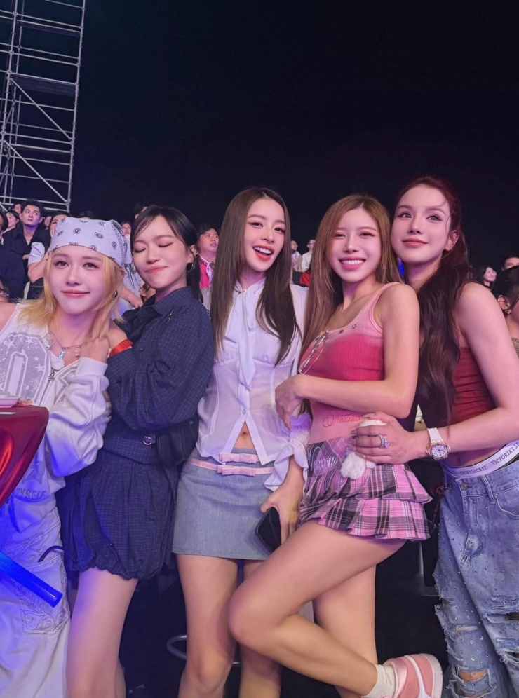 Dàn sao là đồng nghiệp, bạn bè thân thiết của Hòa Minzy trong showbiz có mặt ở khán đài để cổ vũ. Từ trái qua gồm Hậu Hoàng, Diệu Nhi, Chi Pu, Trang Pháp, Diệp Lâm Anh.