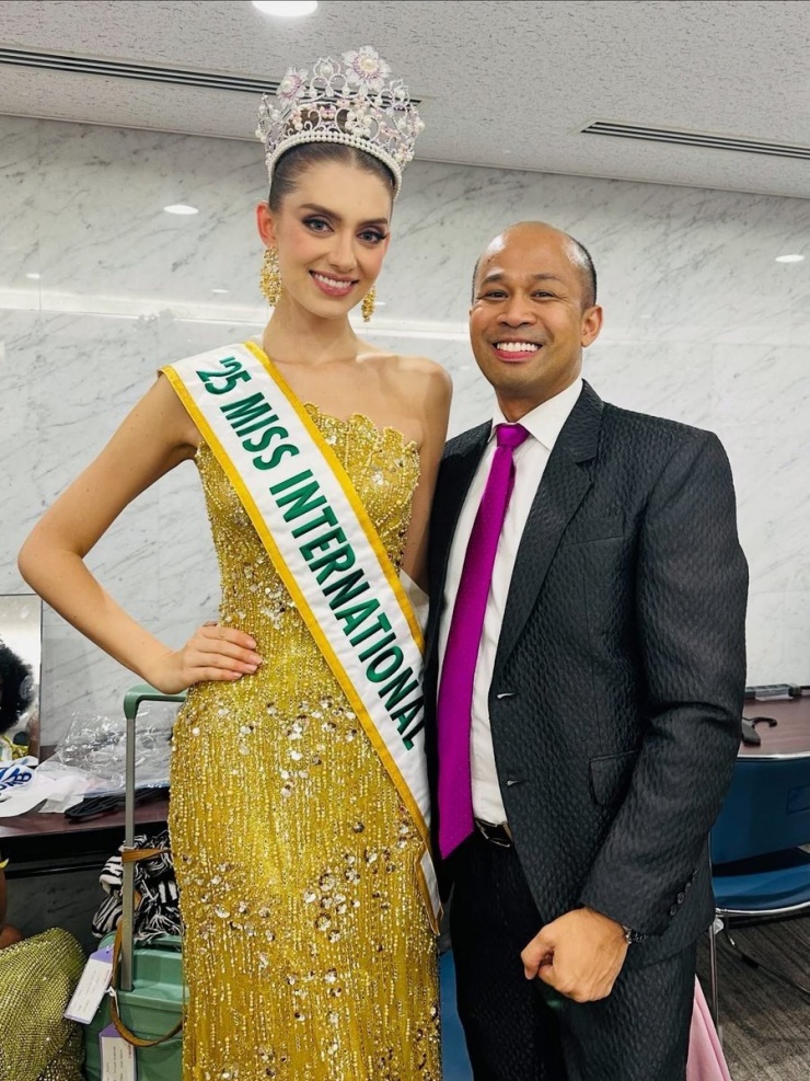 Ông Stephen và đương kim Hoa hậu Quốc tế Catalina Duque.