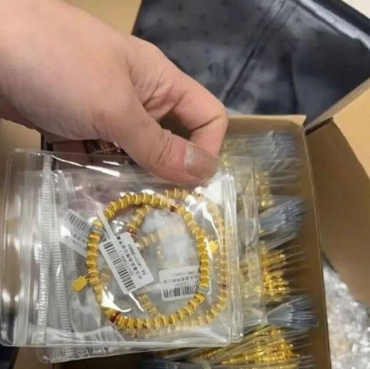 Số lượng vàng bị bỏ quên trên tàu được kiểm kê kỹ càng trước khi bàn giao. Ảnh: HK01