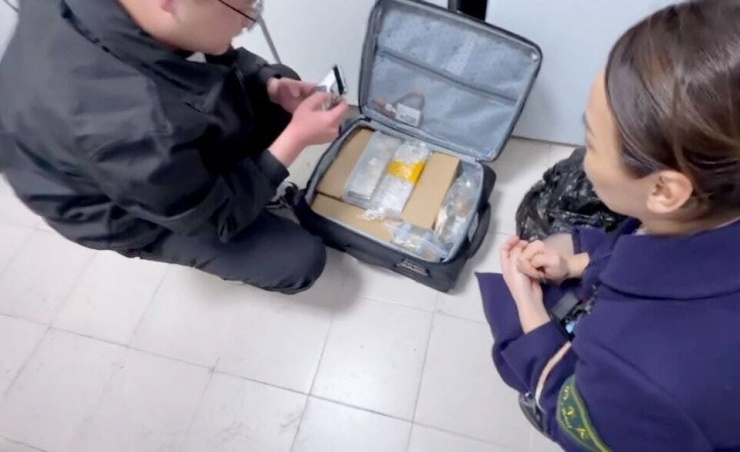 Trưởng tàu phát hiện bên trong chiếc vali bị bỏ quên chứa rất nhiều vàng. Ảnh: HK01