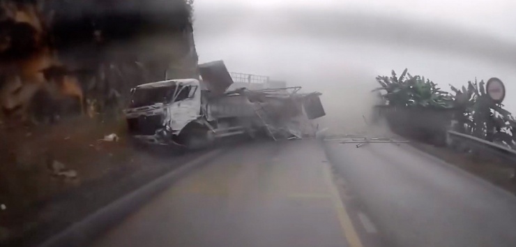 Chiếc xe tải mất phanh "hạ cánh" khi đâm vào vách núi. Ảnh cắt từ clip