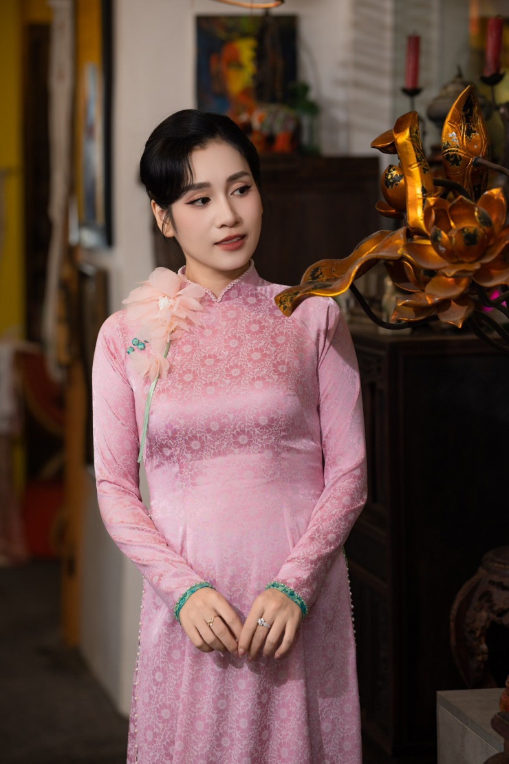 Không gian cổ kính với nội thất gỗ chạm khắc tinh tế làm nổi bật thêm vẻ truyền thống và ấm cúng, rất phù hợp với không khí Tết sum vầy và những giá trị văn hóa được gìn giữ qua từng thế hệ.