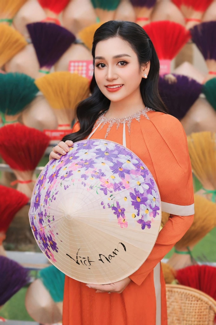 Điểm nhấn ấn tượng trong thiết kế áo dài của MC Thanh Mai là phần cổ cực cách điệu cực kỳ duyên dáng.