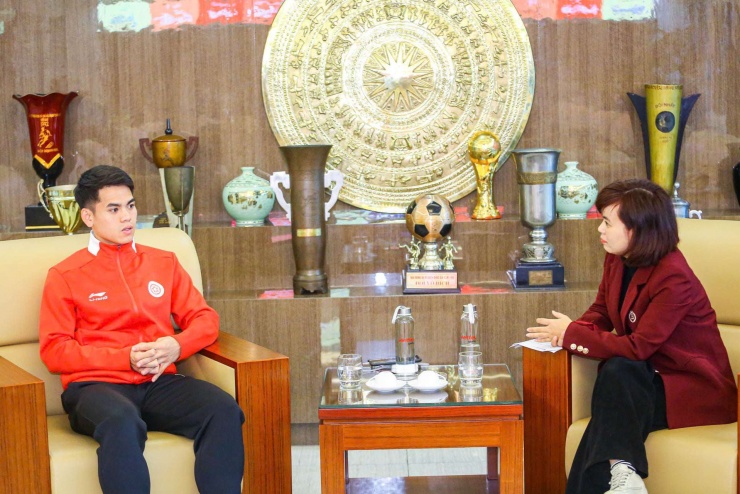 Đội trưởng U23 Việt Nam, Khuất Văn
Khang&nbsp;trò chuyện với phóng viên Báo điện tử Dân Việt.