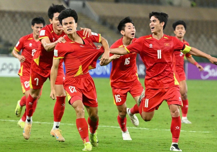 Khoảnh khắc Khuất Văn Khang kịp thời
kéo áo Minh Phúc. Ảnh: AFC