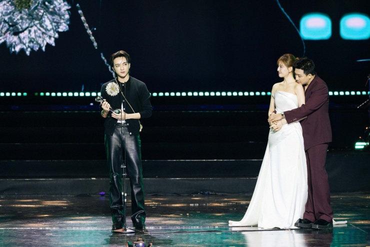 Vợ chồng Trấn Thành - Hari Won thân mật khi Soobin đang phát biểu nhận giải.