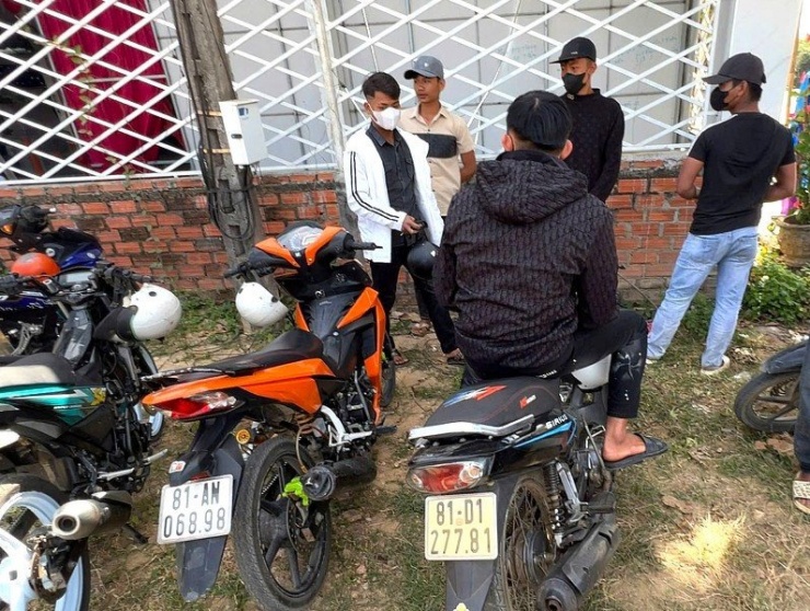 Nhóm thanh niên đã chạy xe vào một đám cưới ven đường để né tránh CSGT.