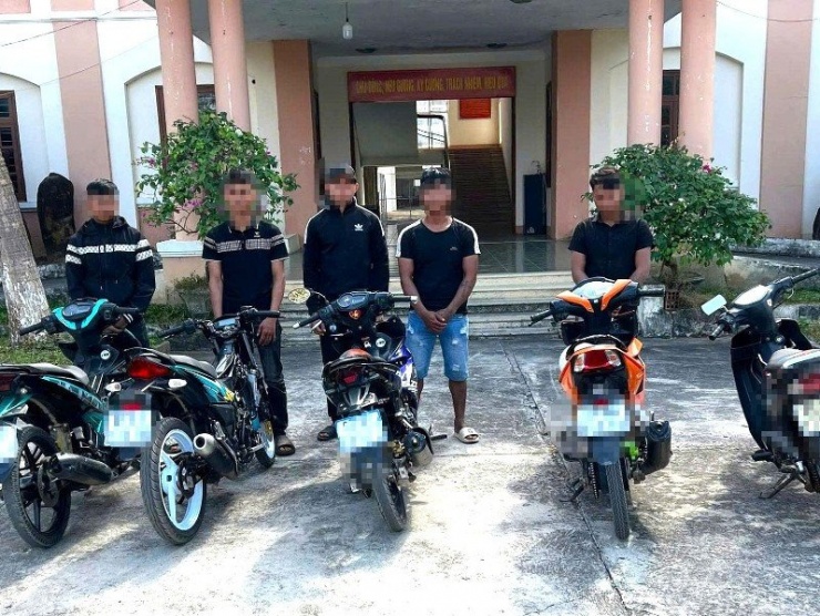 Nhóm thanh niên cùng phương tiện tại trụ sở công an.