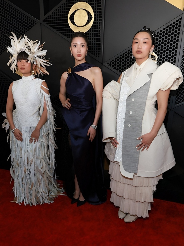 Bộ ba Ejae (giữa), Audrey Nuna (phải) và Rei Ami. Năm qua, nhờ Kpop Demon Hunters, họ từ những nghệ sĩ vô danh trở thành gương mặt quen thuộc của những sự kiện giải trí hàng đầu thế giới. Ảnh: Getty Images.