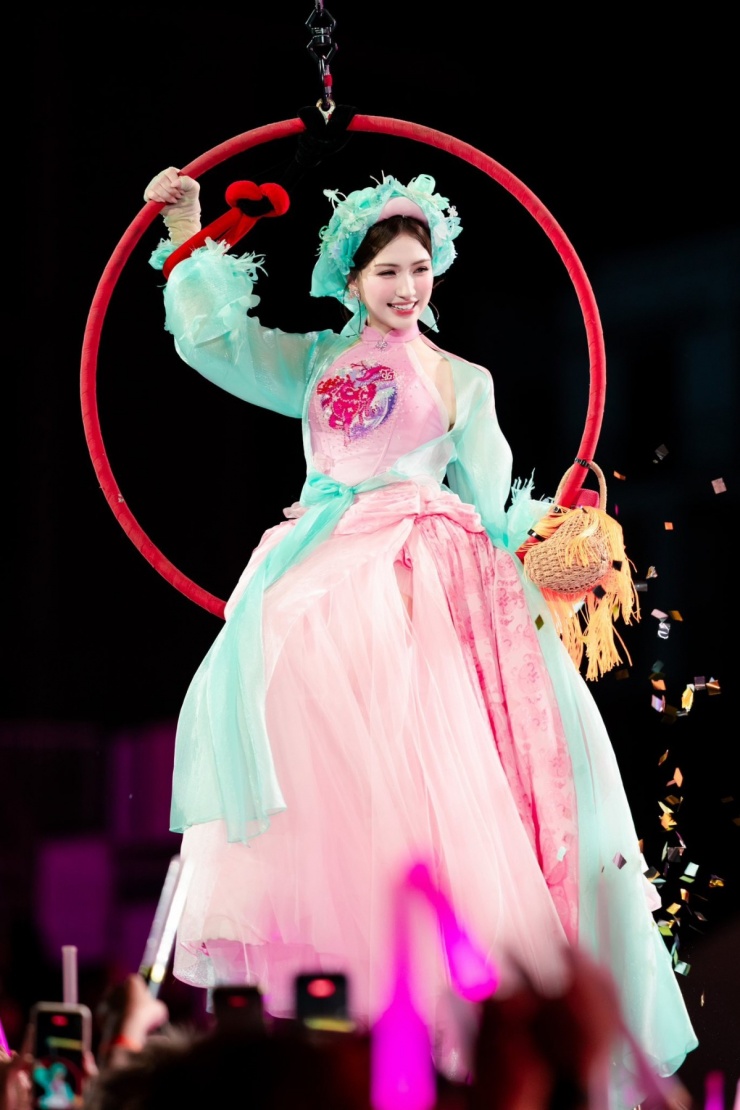 Hòa Minzy bị nhận xét 'liều mạng' trong fan concert - 4