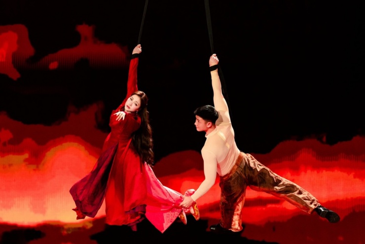 Hòa Minzy bị nhận xét 'liều mạng' trong fan concert - 2