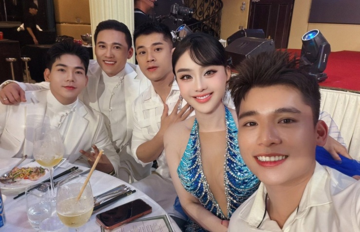 Ảnh sao 2/2: Hồng Vân hội ngộ hai danh hài Hoài Linh, Xuân Hinh - 5