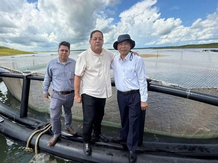 Thứ trưởng Bộ Nông nghiệp và Môi trường Phùng Đức Tiến thăm mô hình nuôi cá rô phi ở Cuba.&nbsp;