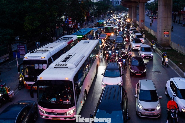 Những ngày cuối năm, áp lực giao thông đã đè nặng lên nhiều tuyến đường Hà Nội, khiến tình trạng ùn ứ xuất hiện từ sớm, người dân di chuyển vất vả.