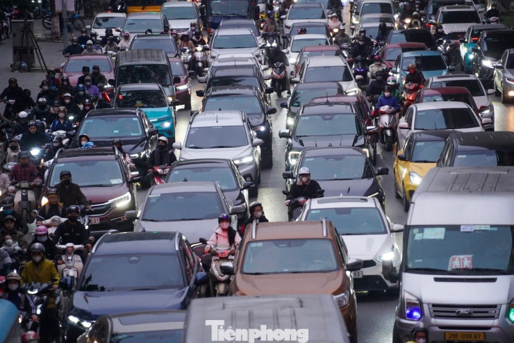 Ôtô dàn hàng 5 chiếm kín mặt đường.