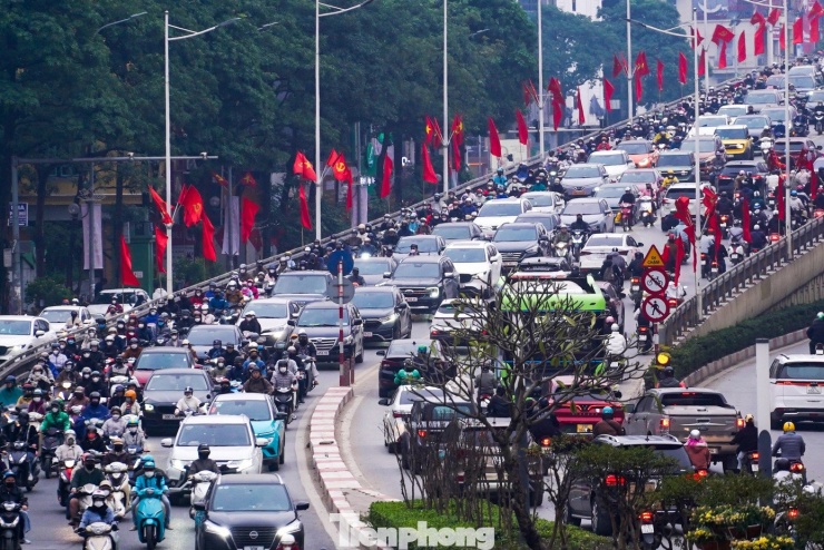 Trục đường Nguyễn Chí Thanh – Trần Duy Hưng ghi nhận lưu lượng phương tiện đông, di chuyển chậm.