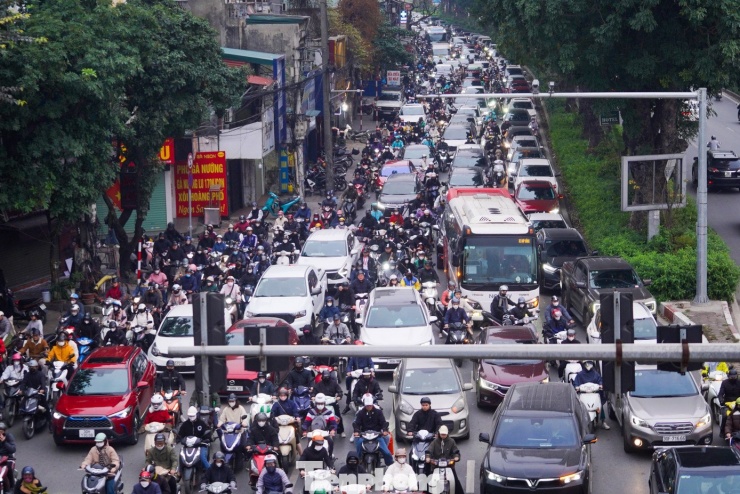 Cận Tết, để kịp giờ làm việc, nhiều người dân cho biết phải dậy từ sớm để chủ động di chuyển.