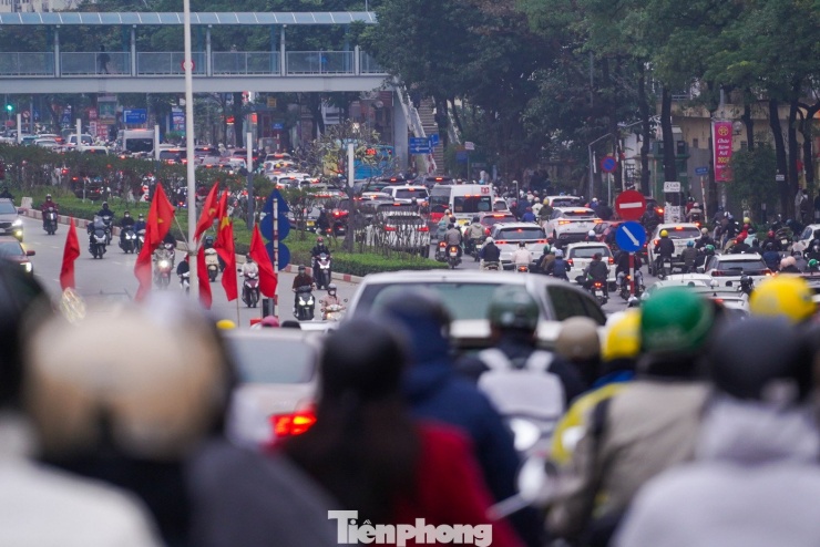 Trao đổi với PV Tiền Phong, đại diện Phòng Cảnh sát giao thông (Công an TP Hà Nội) nhận định, nhu cầu đi lại và vận chuyển hàng hóa tăng mạnh là nguyên nhân khiến giao thông căng thẳng. Thời gian tới, lực lượng CSGT sẽ tăng cường điều tiết, phân luồng tại các tuyến, nút giao trọng điểm nhằm giảm ùn tắc những ngày cận Tết..