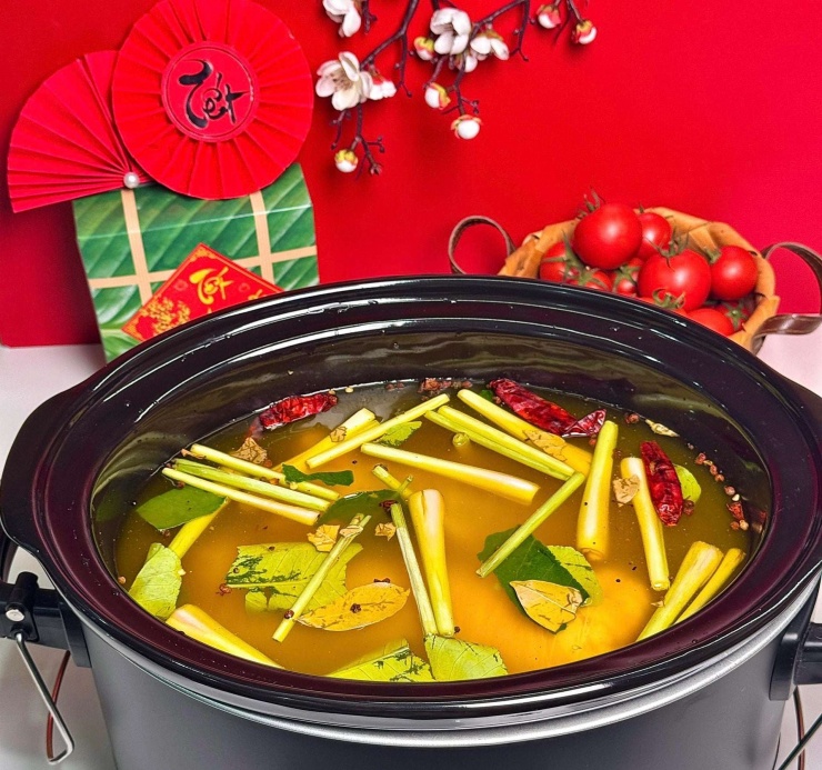 Cách làm tai heo cuộn bắp bò: Ủ trong ngăn mát với gia vị ủ muối trước khi đem nấu