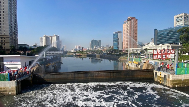 Cống kiểm soát triều Bến Nghé thuộc dự án chống ngập 10.000 tỷ đồng được vận hành thử nghiệm. Ảnh: Hữu Huy