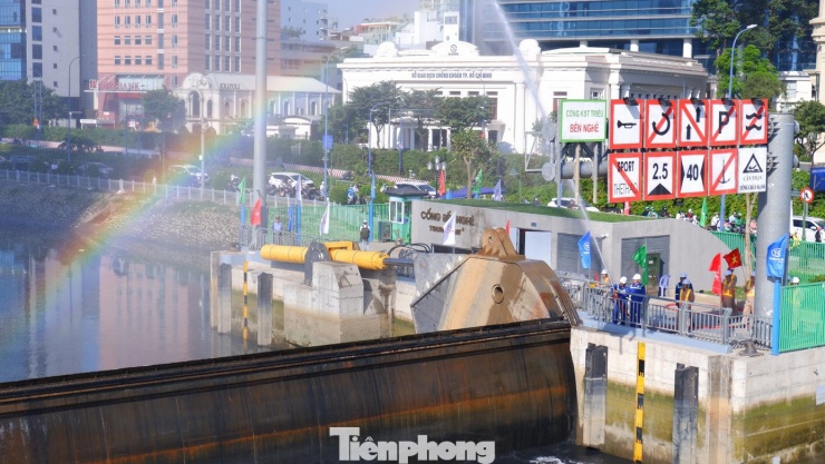 Cống ngăn triều Bến Nghé được vận hành thử nghiệm vào sáng 2/2.