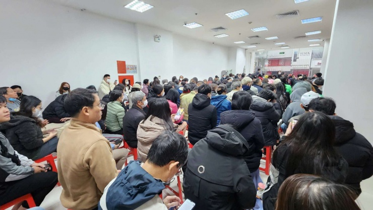 Khách mua vàng xếp hàng chật kín trong phòng chờ từ 7 giờ 30 phút sáng nay tại cửa hàng Bảo Tín Minh Châu. Ảnh: Thái Nguyễn
