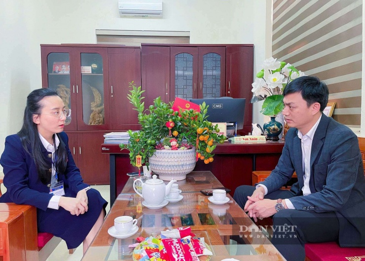 Bà Nguyễn Thị Huyền Trang - Phó Chủ tịch UBND xã Văn Hán trao đổi với PV Dân Việt về sự việc xảy ra tại Trường THCS Vân Hán. Ảnh: Ngô Huy.