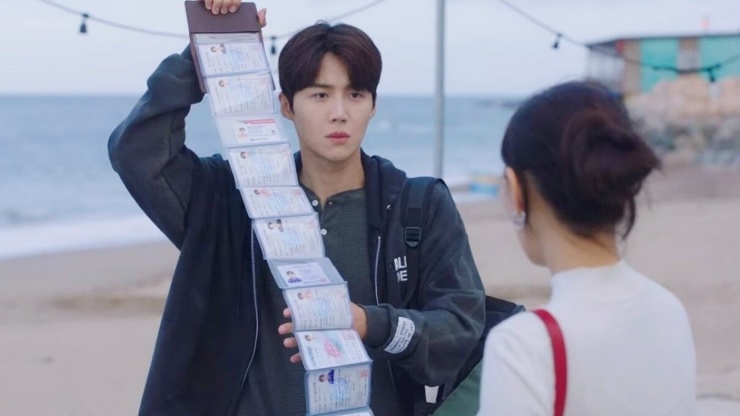 Kim Seon Ho nổi tiếng với vai Tổ trưởng Hong trong Điệu cha-cha-cha làng biển.