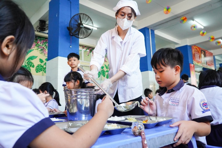 Một trường học ở TPHCM tổ chức bữa ăn bán trú trở lại sau vụ Sago Food - 7