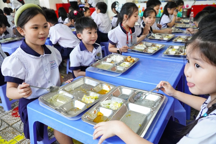 Một trường học ở TPHCM tổ chức bữa ăn bán trú trở lại sau vụ Sago Food - 8