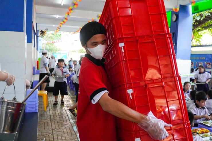 Một trường học ở TPHCM tổ chức bữa ăn bán trú trở lại sau vụ Sago Food - 13