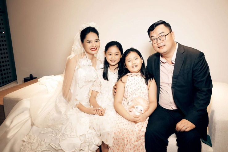 Gia đình Hoa hậu Hương Giang trong bộ ảnh kỷ niệm 15 năm ngày cưới. (Ảnh: FBNV)