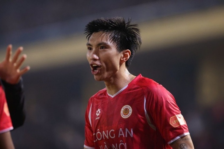 Vừa trở lại sau chấn thương, Đoàn Văn Hậu đã gặp sự cố phải rời sân