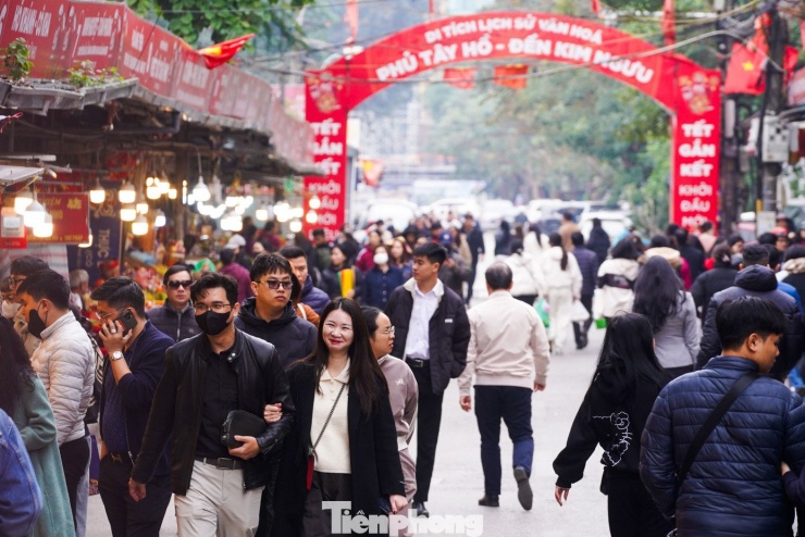 Ngày 2/2 (tức Rằm tháng Chạp), đông đảo người dân Hà Nội tiếp tục đổ về Phủ Tây Hồ để dâng hương, tạ lễ trong ngày Rằm cuối cùng của năm.