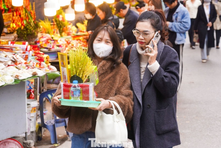 Phủ Tây Hồ đông nghịt người đi tạ lễ trưa Rằm tháng Chạp - 3