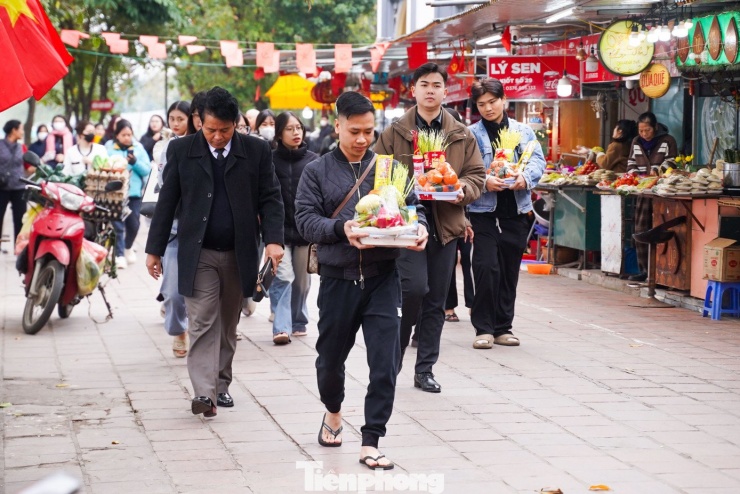Phủ Tây Hồ đông nghịt người đi tạ lễ trưa Rằm tháng Chạp - 2