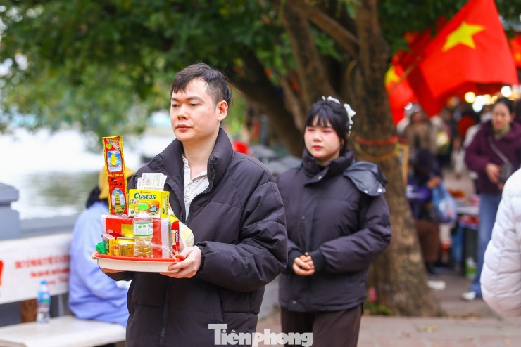 Phủ Tây Hồ đông nghịt người đi tạ lễ trưa Rằm tháng Chạp - 4