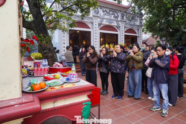 Theo quan niệm 'đầu năm xin lộc, cuối năm trả lễ', Rằm tháng Chạp là thời điểm quan trọng để người dân tìm về các đền, chùa, phủ... dâng hương tạ ơn.