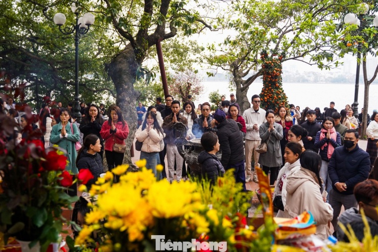 Khu vực sân chính Phủ Tây Hồ chật kín, không còn một chỗ trống. Người dân xếp hàng san sát chờ đến lượt vào hành lễ.