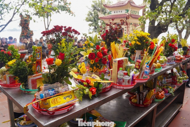 Mâm lễ được xếp tầng tầng, lớp lớp trên các giá đỡ trước sân phủ.