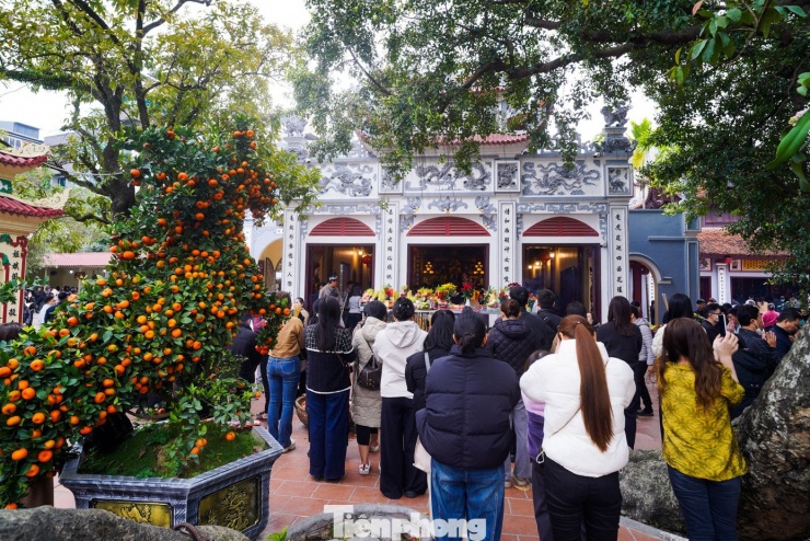 Phủ Tây Hồ đông nghịt người đi tạ lễ trưa Rằm tháng Chạp - 6