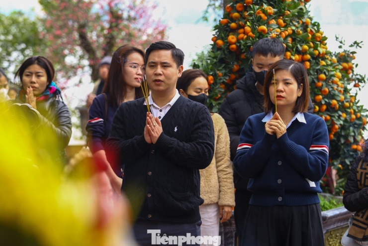 Theo anh Nguyễn Hoài Nam (quận Hoàn Kiếm), lễ tạ ngày Rằm tháng Chạp là thói quen không thể bỏ để cầu bình an, suôn sẻ trước khi bước sang năm mới.