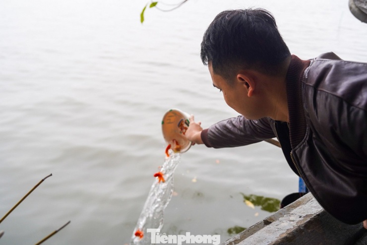 Nghi thức phóng sinh được nhiều người dân thực hiện để cầu nguyện sự bình an, may mắn cho gia đạo trước khi năm cũ khép lại.