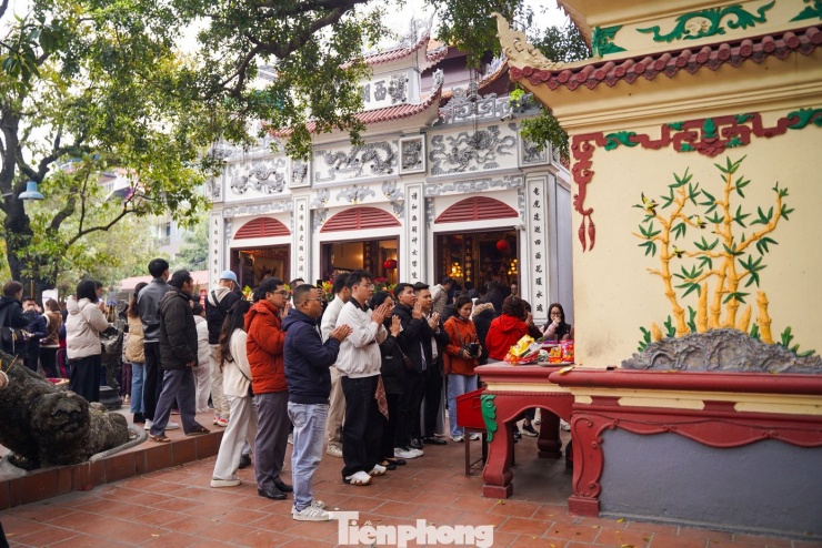 Là nơi thờ Mẫu Liễu Hạnh (“Mẫu nghi thiên hạ”), Phủ Tây Hồ không chỉ thu hút du khách bởi cảnh quan đẹp mà còn là chốn linh thiêng để người dân gửi gắm ước vọng bình an.