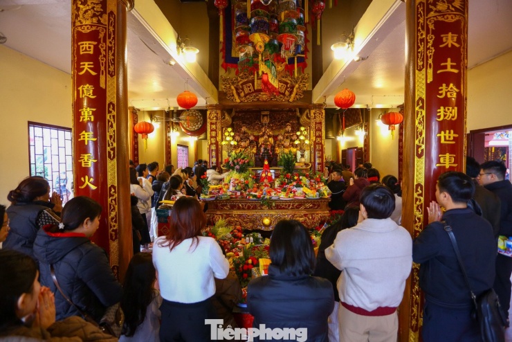 Khu vực nội tự phủ chính và điện Sơn Trang chật như nêm.