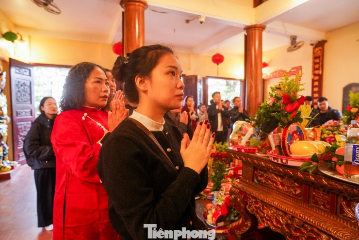 Phủ Tây Hồ đông nghịt người đi tạ lễ trưa Rằm tháng Chạp - 11