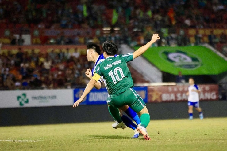 Công Phượng vừa tái xuất và đá khoảng 45 phút đã lại tát phát chấn thương. Ảnh: Trường Tươi Đồng Nai.