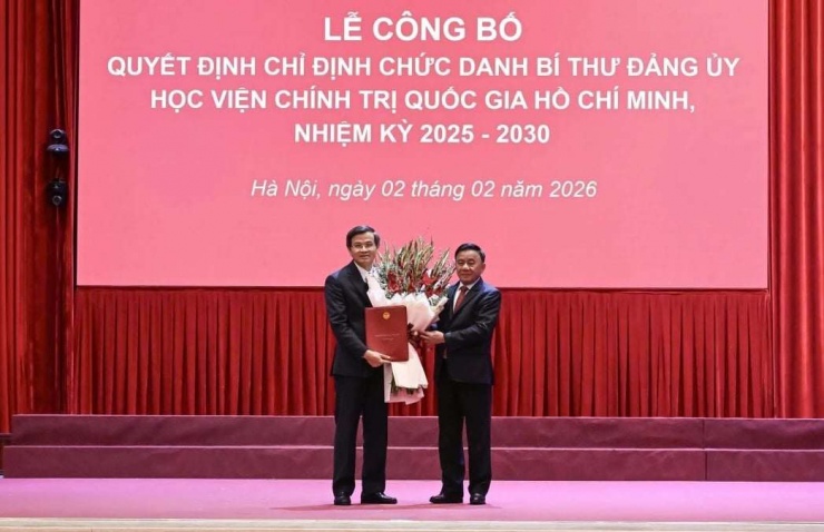 Thường trực Ban Bí thư Trần Cẩm Tú trao Quyết định chỉ định Bí thư Đảng ủy Học viện Chính trị quốc gia Hồ Chí Minh cho ông Đoàn Minh Huấn. Ảnh: VOV